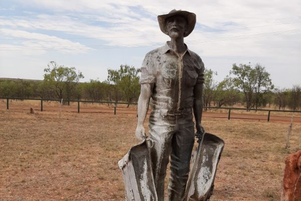 statue-at-drovers-memorial-park68D06BEC-B850-6E8A-C950-CE0124DC710E.jpg